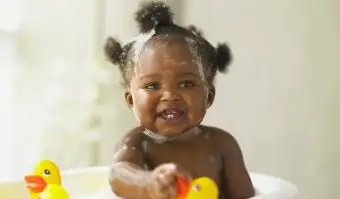 Dievčatko sa hrá vo vani