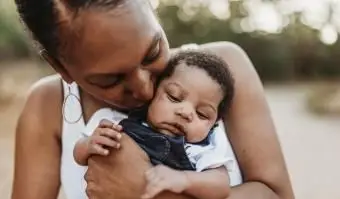 giovane madre che tiene in braccio un neonato