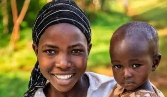 mulher segurando seu bebê