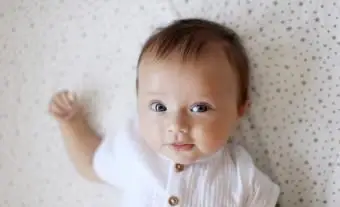 Menina de 4 meses sorrindo