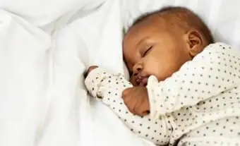 Menina dormindo pacificamente em casa