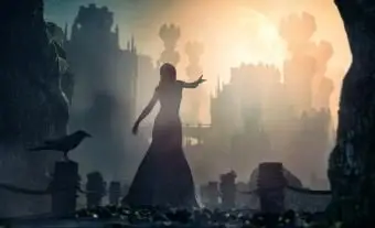 Principessa delle fiabe in piedi davanti al vecchio castello di notte