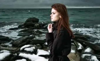 Ragazza al mare vestita di nero