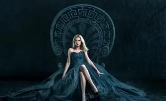 Donna bionda seduta su un trono