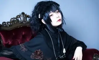 Ritratto di giovane donna giapponese in stile Harajuku