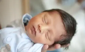 남학생과 여학생을위한 150 개 이상의 중동 아기 이름