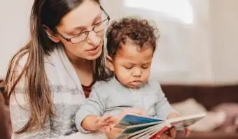 Mutter und Sohn lesen Buch zu Hause Book