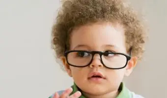 baby mit brille