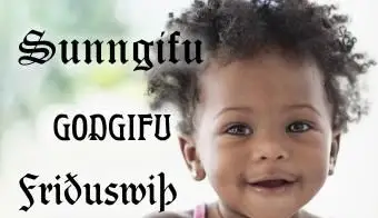 תינוקת מחייכת