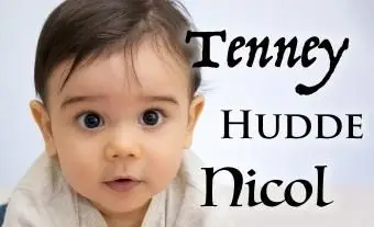 ילד תינוק חמוד על מיטה נגד קיר בבית