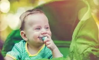 Słodkie dziecko w wózku na zewnątrz latem