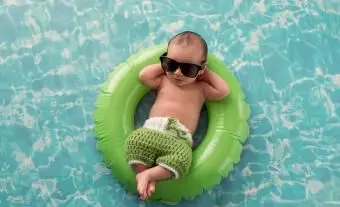 Noworodek chłopiec pływający na kółku do pływania