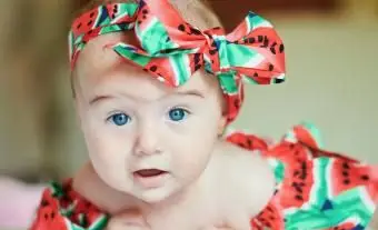 Portret ubranej dziewczynki z opaską do włosów