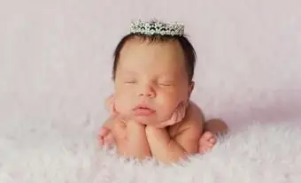 Noworodka dziewczynka nosząca delikatną koronę z kryształu górskiego