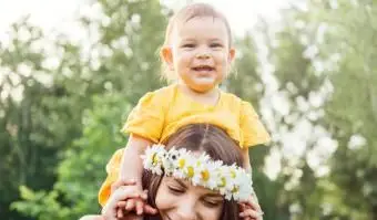 אמא היפית ותינוקת מאושרת