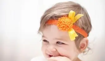 תינוקת מחייכת חמודה