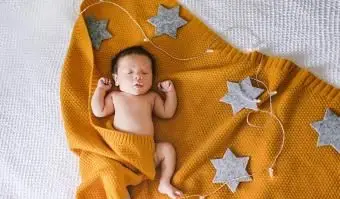 Simpatico neonato che dorme