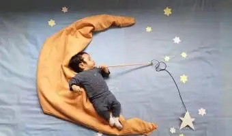 Bambino con decorazioni a stella