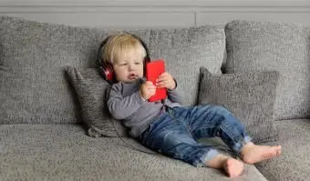 Niño acostado en el sofá