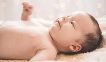 Niño infantil sonriente