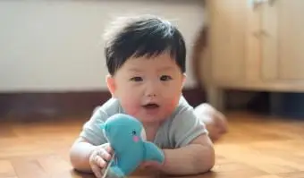 Baby Boy jugando ballena de juguete