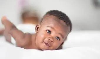 bebé acostado en la cama