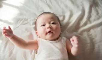 el bebé extiende su brazo