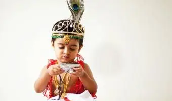 Ragazzo vestito da Lord Krishna