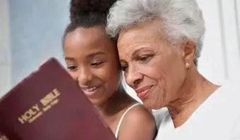 聖書を読んでいる女の子と孫娘