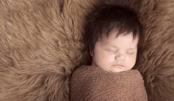 Nouveau-né beaucoup de cheveux