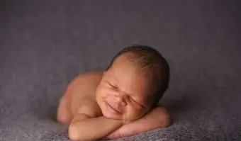 ילד מחייך בן יומו