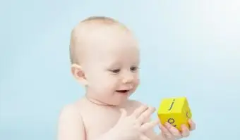 תינוק מסתכל על קוביית האלף-בית