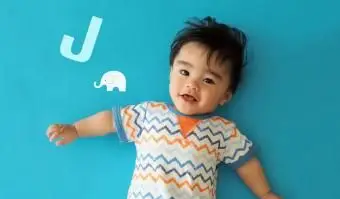 ילד תינוק עם מכתב J