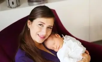 소파에 여자 아기와 엄마