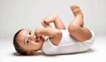 ילד תינוק שמניח על הגב