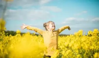 Sorgloses Mädchen im Vergewaltigungsfeld