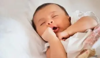 신생아 침대에서 자