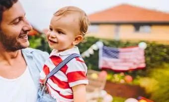 Otec a syn oslavujú štvrtý júl na svojom dvore