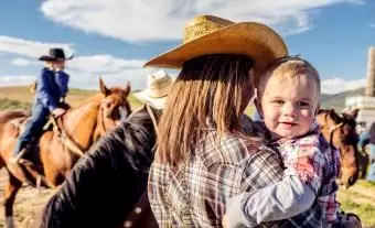 Novorodené dieťa vo futbalovej uniforme