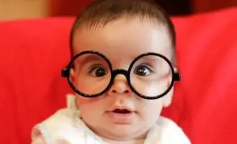 Zbliżenie dziecka w czarnych okularach