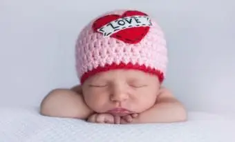 noworodek w kapeluszu miłości
