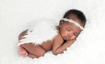 dziecko przebrane za anioła