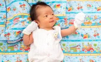 Fiesty noworodek leżący na kocu