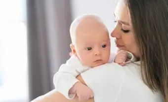 una madre che porta il suo bambino a casa
