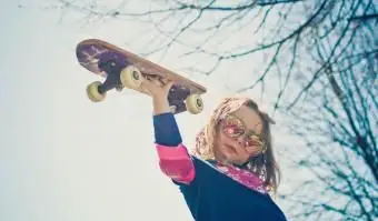 스케이트 보드에 어린 소녀