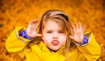 어린 소녀는 얼굴을 당기