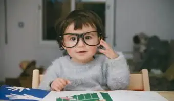 menina usando óculos grandes