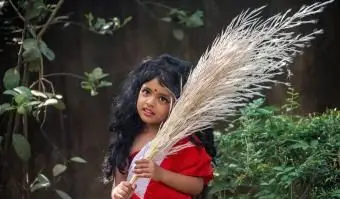 ילדה קטנה בתור אלוהים אלוהים