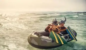 Petits Vikings sur un bateau