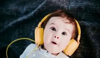 Śliczny chłopczyk w słuchawkach